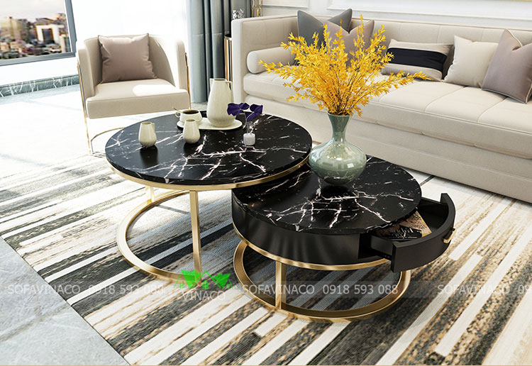Mặt đá đen + khung vàng tạo nên sự sang trong cho mẫu bàn sofa này